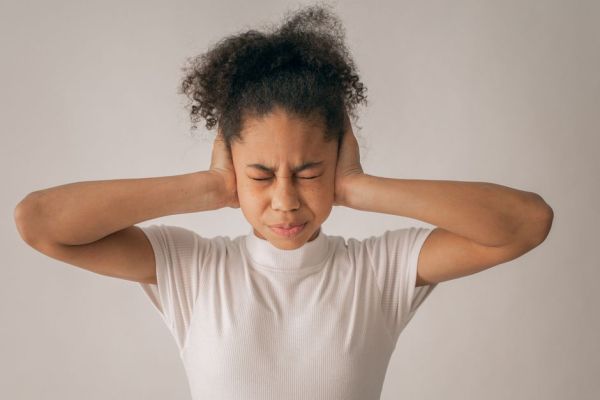 Acouphènes et sommeil : pourquoi le sifflement devient insupportable la nuit